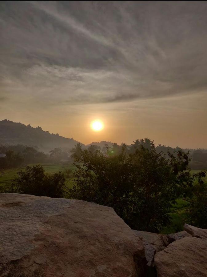 Sunrise Guest House & Restaurant ฮัมปี ภายนอก รูปภาพ